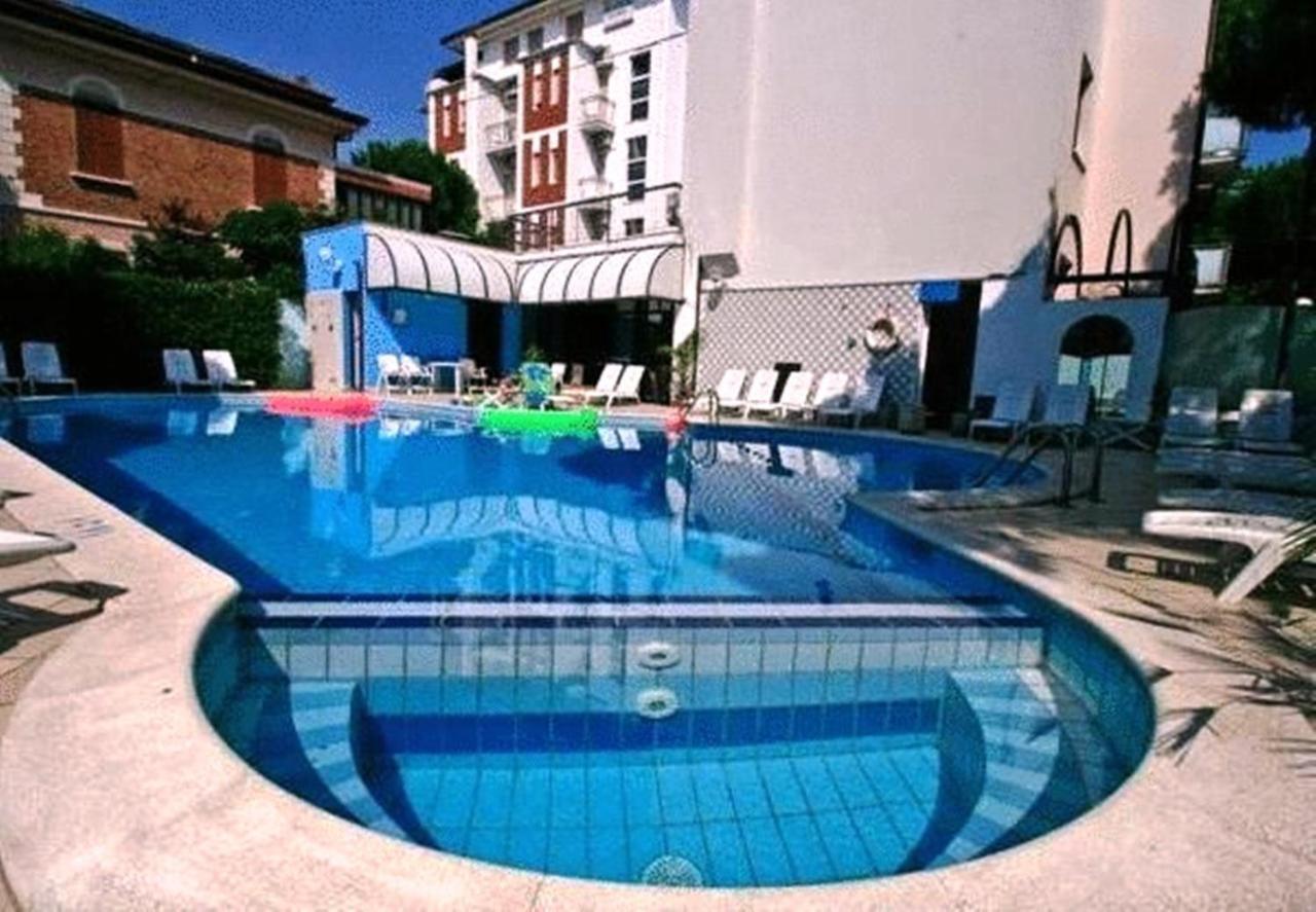 Residence Brown Ріміні Екстер'єр фото